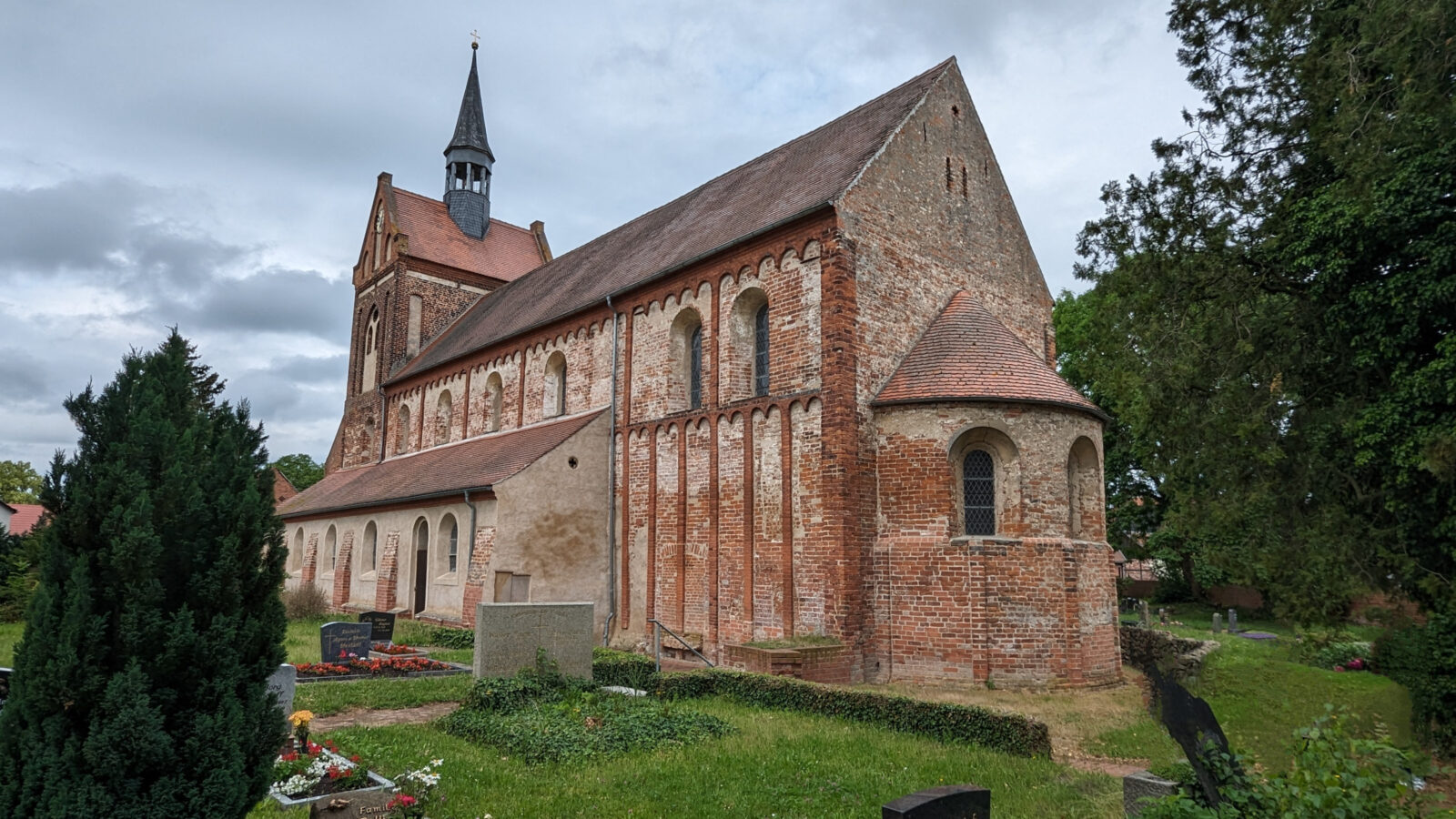 Die romanische Backsteinkirche in Seehausen Beuster ist eine der ältesten Kirchen der Altmark und gehört zu den sehenswertesten Kirchen und Klöstern der Altmark. 