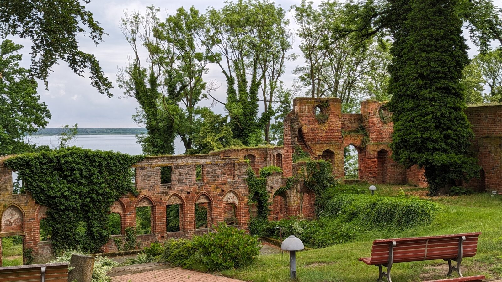 Die Klosterruine Arendsee liegt direkt am Seeufer, es ist ein malerischer Ort. 