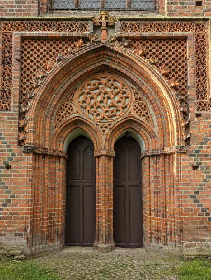 Das Portal der St. Stephanskirche ist ein Meisterwerk der Gotik. Diese Kirchen der Altmark. 