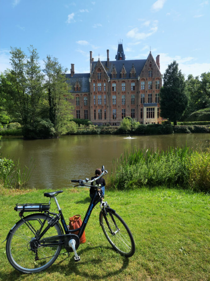 Fahrradtour um Brügge, Fahrradtour zu den Schlössern um Brügge.
Schloss Loppem bei Brügge