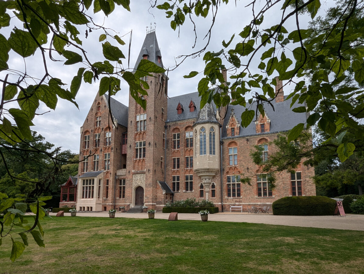 Kasteel van Loppem, Schlösser in Brügge, Schlösser in der Umgebung von Brügge, Schloss Loppem im Stil der Neogotik 