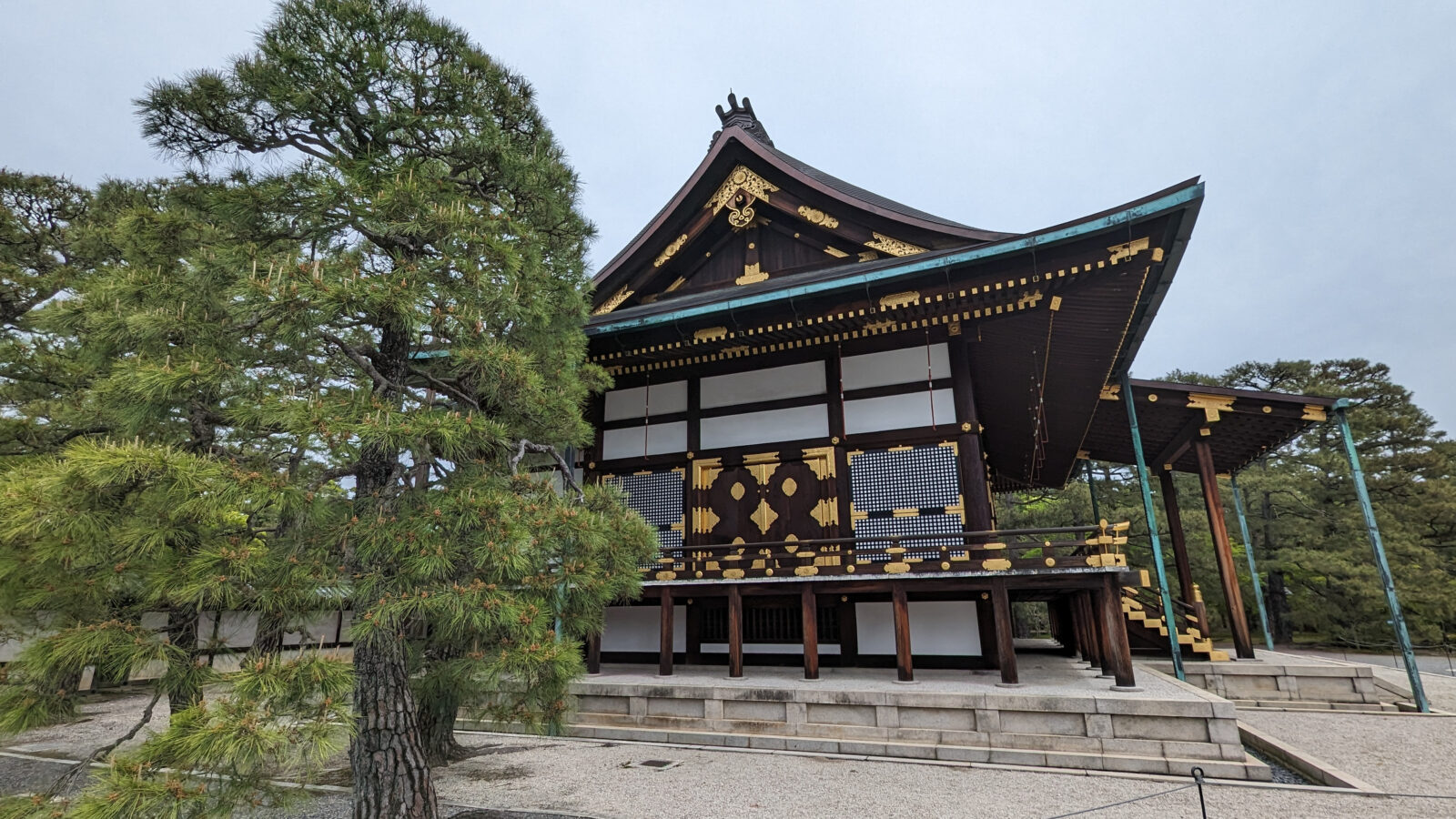 Der Kaiserpalast in Kyoto gehört zu den schönsten Burgen und Schlössern in Japan. 