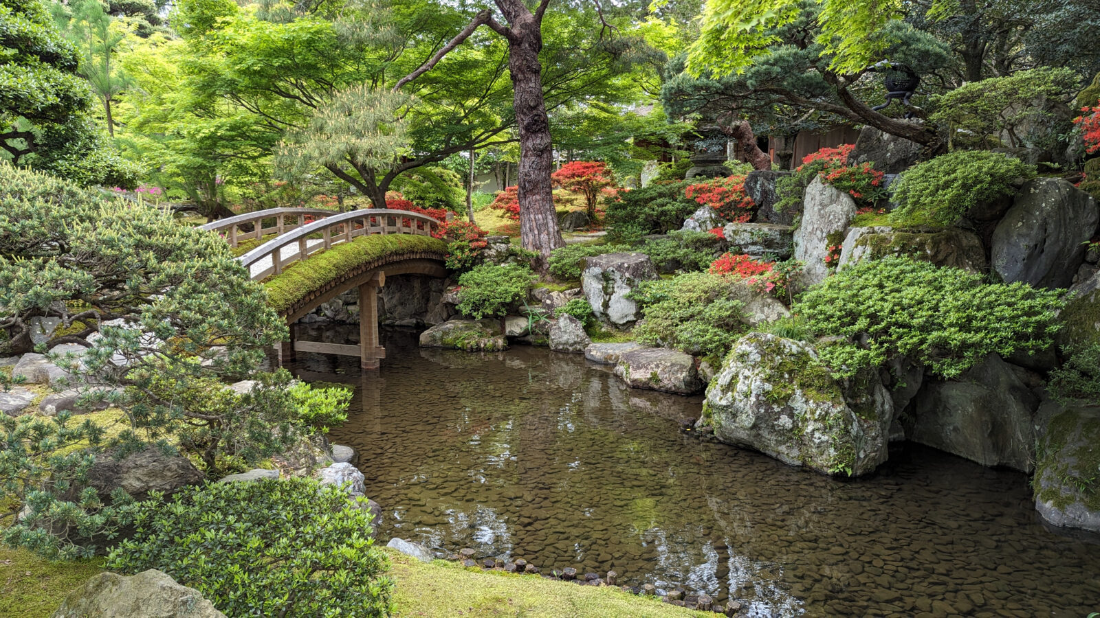 Der Kaiserpalast in Kyoto gehört zu den schönsten Burgen und Schlössern in Japan. Am schönsten ist jedoch der Palastgarten des Kaiserpalastes von Kyoto. 