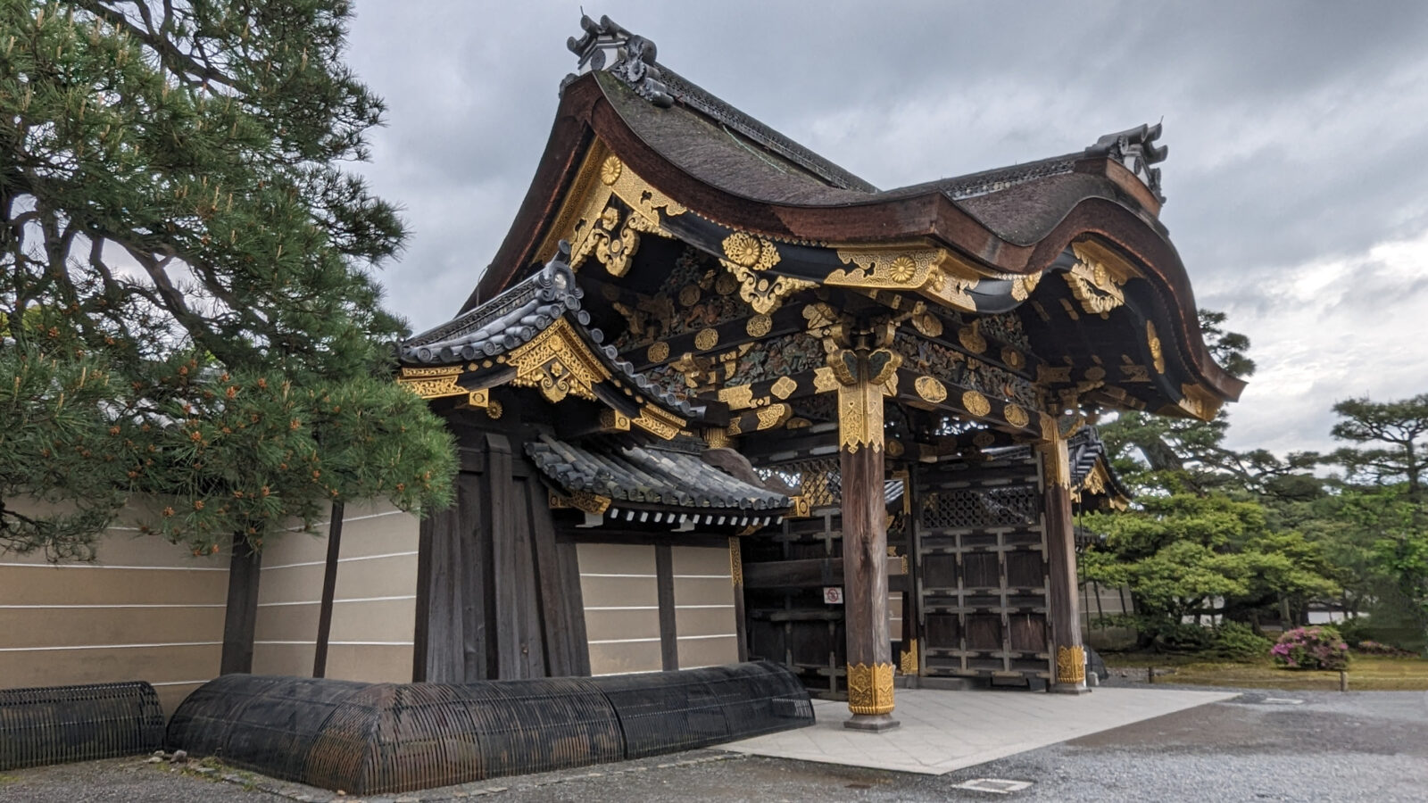 Das Schloss Nijo-Jo gehört zu den wichtigsten Sehenswürdigkeiten von Kyoto und ist mindestens so sehenswert wie der Kaiserpalast. 