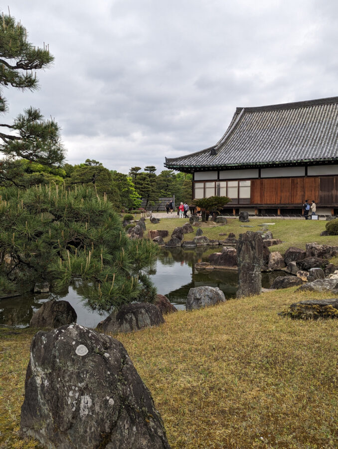 Das Schloss Nijo-Jo gehört zu den wichtigsten Sehenswürdigkeiten von Kyoto und ist mindestens so sehenswert wie der Kaiserpalast. 