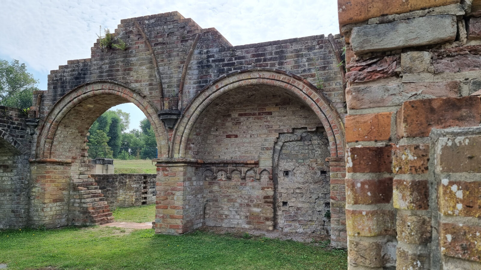 Ruinen an der belgischen Küste gibt es viele, doch nur die Ruine des Zisterzienerklosters Ten Duinen ist fast 1000 Jahre alt. 