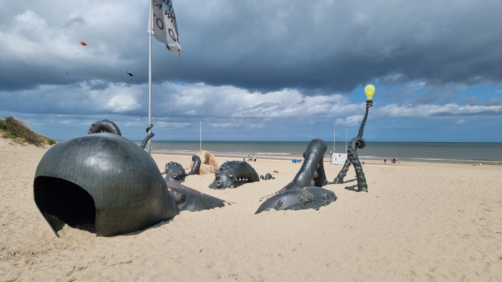 Sehenswürdigkeiten an der belgischen Küste, dazu gehört der Kraken am Strand von De Panne. 