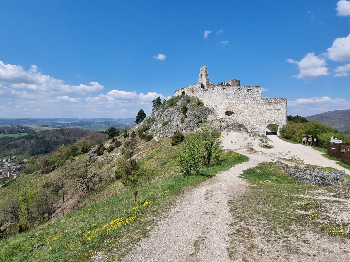 Geheimnisvolle Burg in den Karpaten, Burg der Blutgräfin Elisabeth Bathory -Burg Cachtice