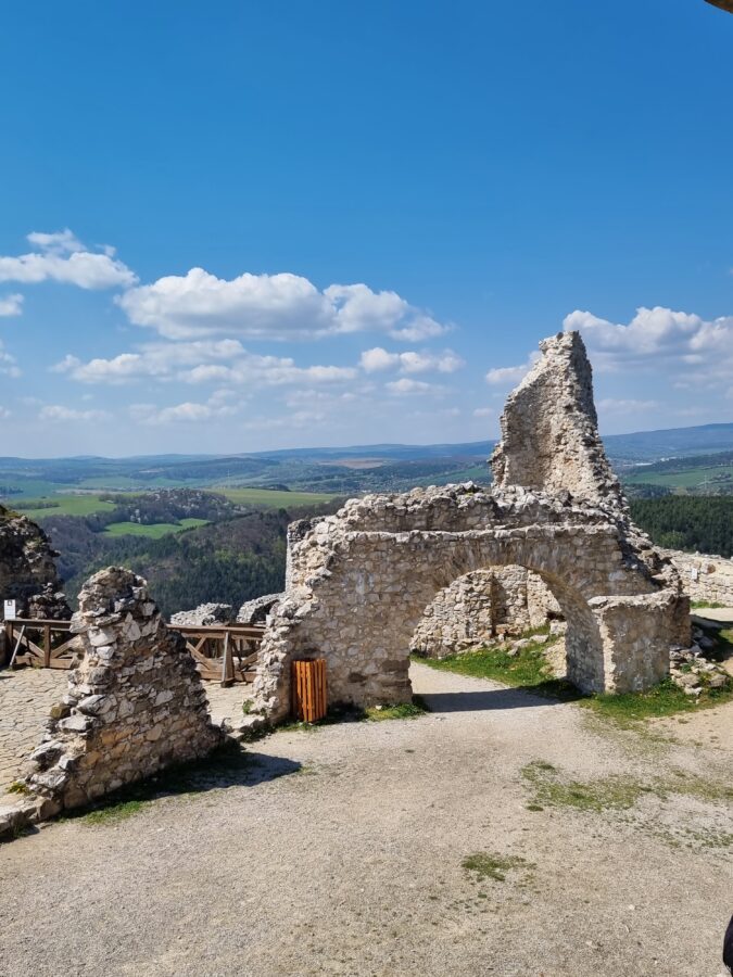 Geheimnisvolle Burg in den Karpaten, Burg der Blutgräfin Elisabeth Bathory -Burg Cachtice