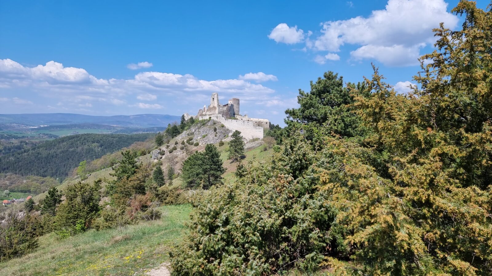 Geheimnisvolle Burg in den Karpaten, Burg der Blutgräfin Elisabeth Bathory -Burg Cachtice