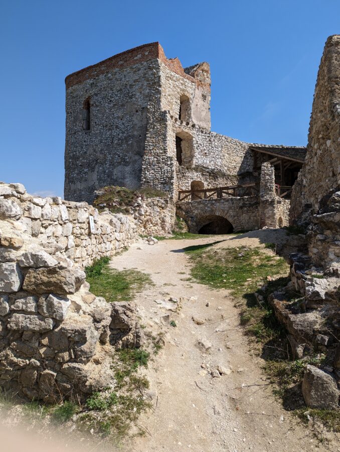 Geheimnisvolle Burg in den Karpaten, Burg der Blutgräfin Elisabeth Bathory -Burg Cachtice